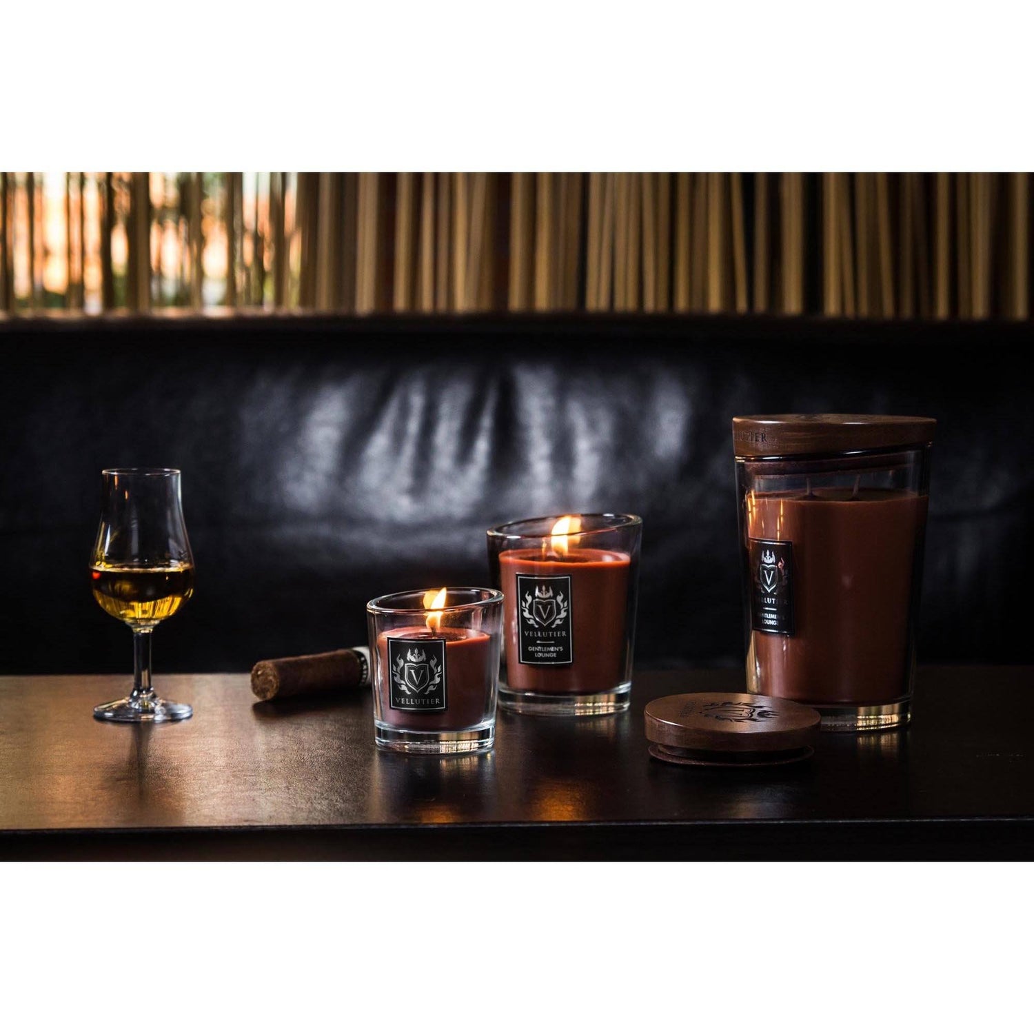 Lumanare parfumata VELLUTIER medie ''Clubul gentlemanilor'' 225g Lumanare parfumata VELLUTIER