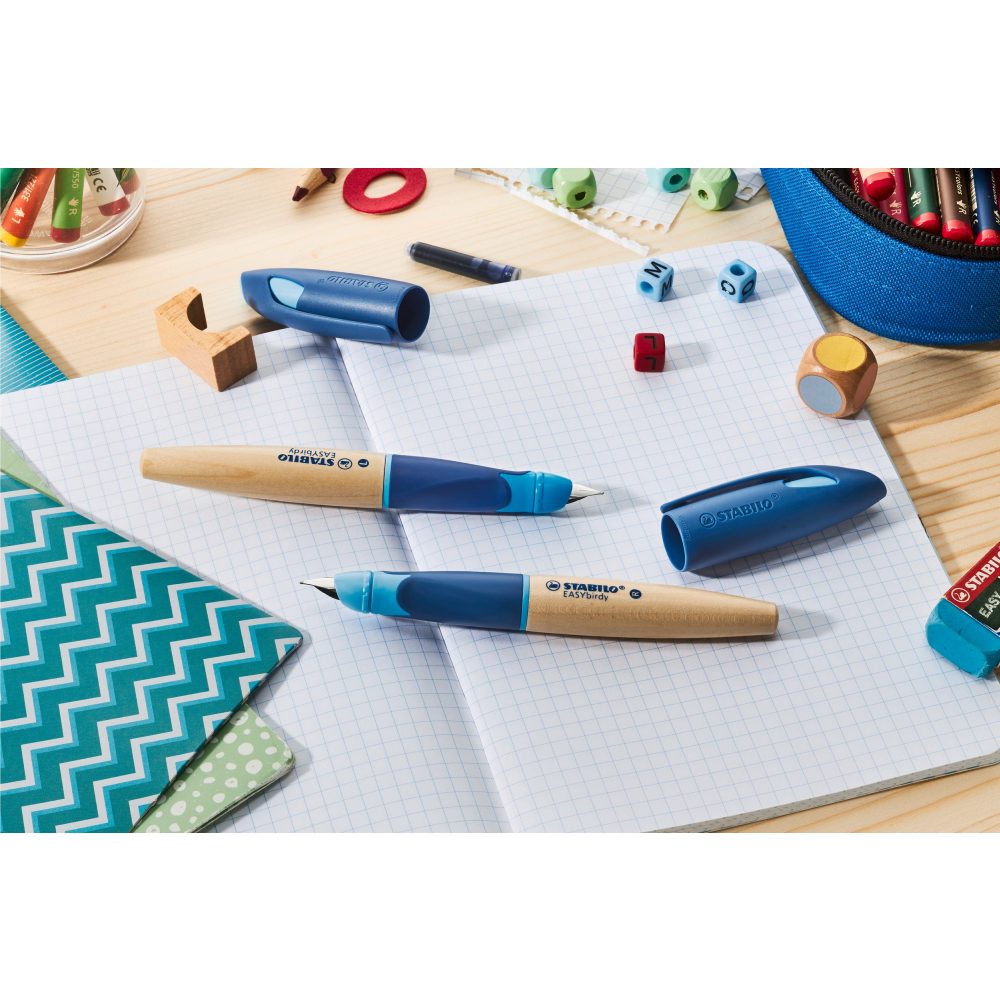 Stilou Stabilo EASYbirdy Timber, A, pentru dreptaci, bleu, 1 rezerva, corp din lemn, blister