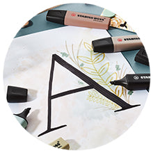 Încarcă imaginea în vizualizatorul Galerie, Textmarker Stabilo Boss Original NatureCOLORS, 8 culori / blister, 2 x negru,verde-gri pastel, verde de pamant, negru de pamant, siena, bej, gri warm grey
