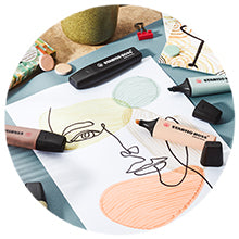 Încarcă imaginea în vizualizatorul Galerie, Textmarker Stabilo Boss Original NatureCOLORS, 4 culori / blister, negru, verde-gri pastel, negru de pamant, siena

