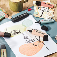 Încarcă imaginea în vizualizatorul Galerie, Textmarker Stabilo Boss Original NatureCOLORS, 8 culori / blister, 2 x negru,verde-gri pastel, verde de pamant, negru de pamant, siena, bej, gri warm grey
