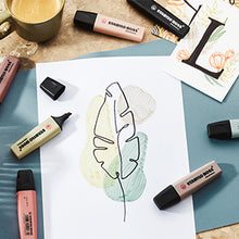 Încarcă imaginea în vizualizatorul Galerie, Textmarker Stabilo Boss Original NatureCOLORS, 8 culori / blister, 2 x negru,verde-gri pastel, verde de pamant, negru de pamant, siena, bej, gri warm grey
