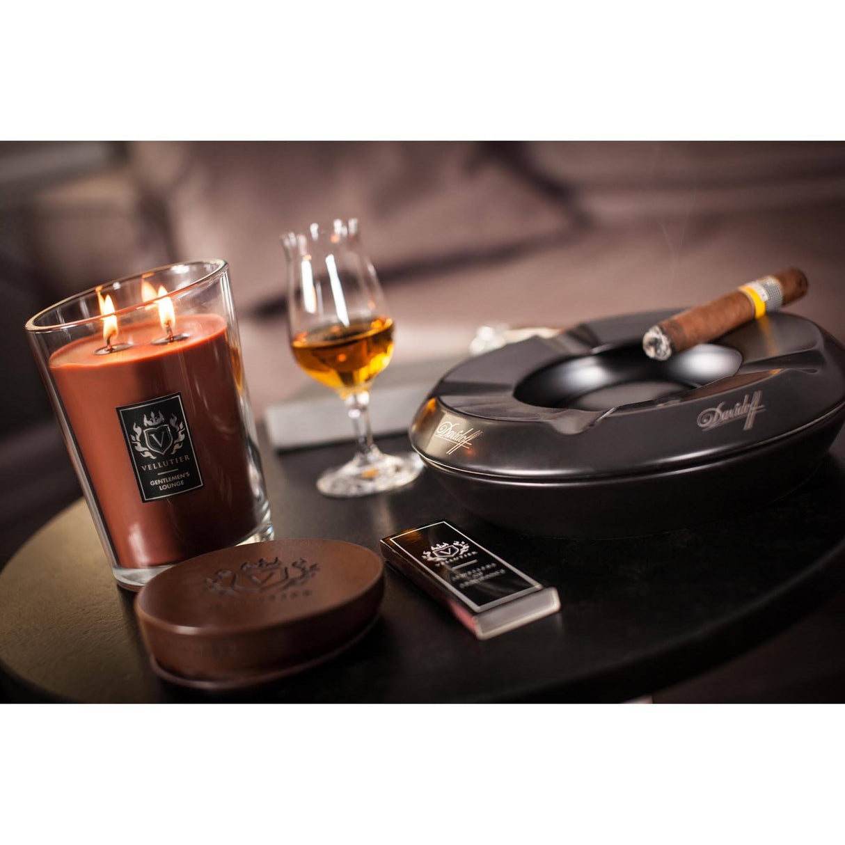 Lumanare parfumata VELLUTIER medie ''Clubul gentlemanilor'' 225g Lumanare parfumata VELLUTIER 