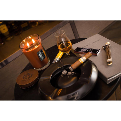 Lumanare parfumata VELLUTIER mare 2 fitile ''Clubul gentlemanilor'' 515g Lumanare parfumata VELLUTIER 