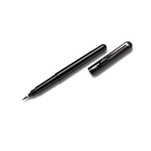 Încarcă imaginea în vizualizatorul Galerie, Pensula de buzunar cu cerneala pigmentata, 4 rezerve incluse, corp portocaliu, scris negru Paperie.ro 
