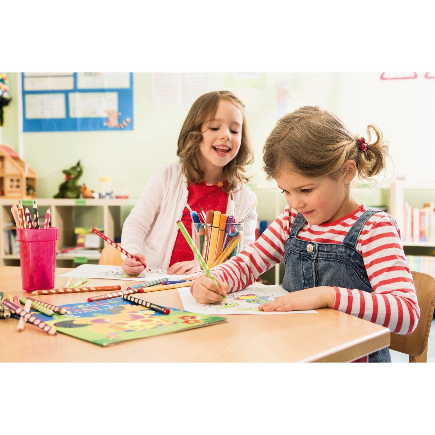 Creioane colorate Stabilo EasyColors, pentru stangaci, 6 culori/portofel carton Creioane colorate Stabilo 